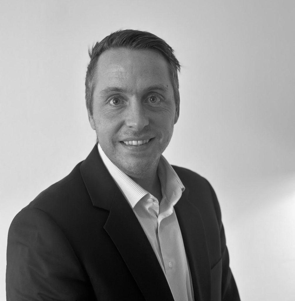 Fondateur du Groupe EBS, je développe des activités complémentaires autour de l’efficacité énergétique avec EBS Énergie,de la rénovation de l’habitat avec Maison Balzac.
Guidé par une vision globale, une exigence constante et un sens du détail, j’accompagne chaque projet de la phase d’étude jusqu’à sa réalisation concrète.
En parallèle, je contribue, en famille, au développement de Studio BDF, dédié à l’agencement et à la décoration d’intérieur.
Installé dans l’ancienne Banque de France à Castres, lieu emblématique et siège du Groupe EBS, Studio BDF incarne nos valeurs communes : savoir-faire, créativité et exigence.